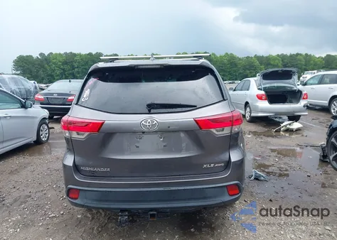 2018 Toyota Highlander Xle z USA, uszkodzony, nr VIN 5TDJZRFH0JS852388